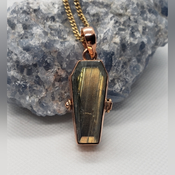 Labradorite Coffin Box pendant Necklace - Picture 3 of 16